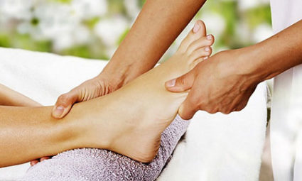 Массаж ног считается одной из самых эффективных процедур Массаж стоп