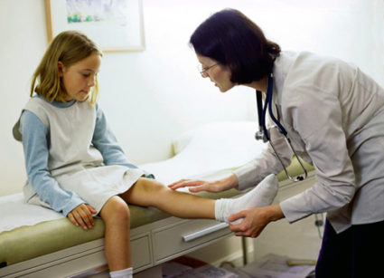 Периодический осмотр у педиатра снизит возможность заболеваний Необходимо проходить у ортопеда осмотр