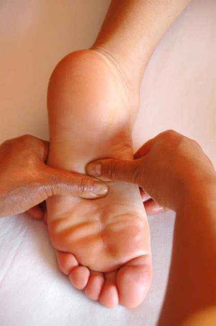 Каждый палец массируют круговыми движениями Точечный массаж