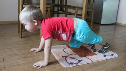 Нужно следить чтоб упражнения выполнялись правильно мальчик занимается спортом
