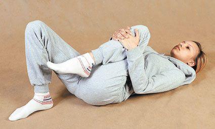 Упражнения на коленный сустав лежа